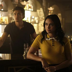 Bilder Charles Melton