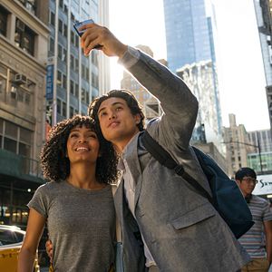 Bilder Charles Melton