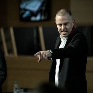 Bilder Adults in the Room