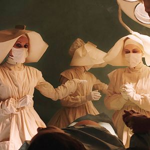 Bilder Das blutrote Kleid