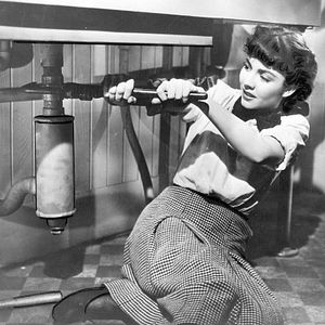 Bilder Cluny Brown auf Freiersfüßen