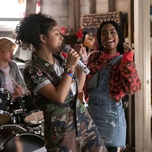 Bilder Julie and the Phantoms