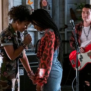 Bilder Julie and the Phantoms