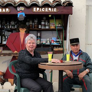 Bilder Behind The Yellow Door
