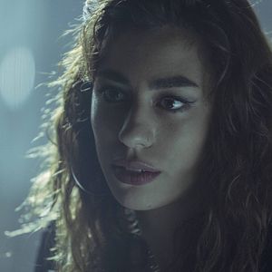 Bilder The Communion Girl