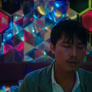 Bilder Bên trong vỏ kén vàng