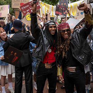 Bilder Girl You Know It's True