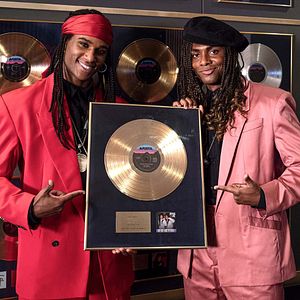 Bilder Girl You Know It's True