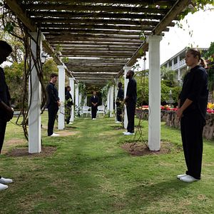 Bilder Us Or Them - Spiel auf Leben und Tod