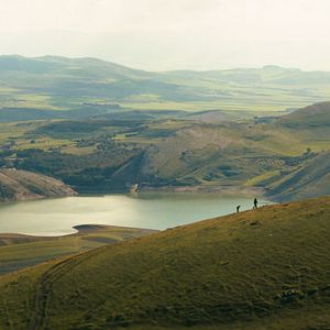 Bilder  Behind the Mountains