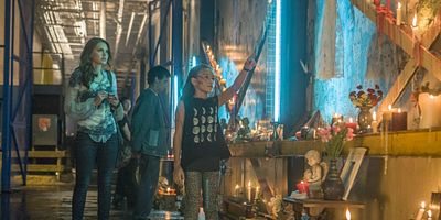 Poster der Serie Our Toil Shall Strive to Mend