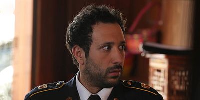 Poster der Serie What Normal People Do