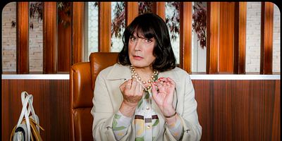 Poster der Serie L'Homme au complet marron