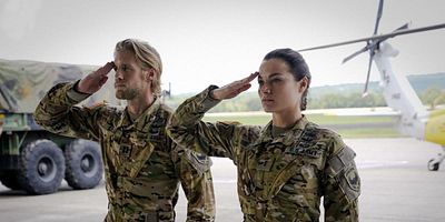 Poster der Serie Esprit de Corps