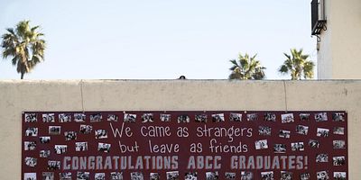 Poster der Serie Many Roads