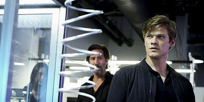 Poster der Serie Red Cell + Quantum + Cold + Committed