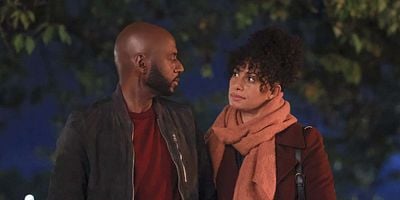 Poster der Serie Non-Essential