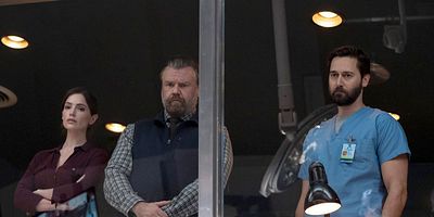 Poster der Serie Essential Workers