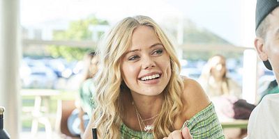 Poster der Serie One of Us Is Grieving