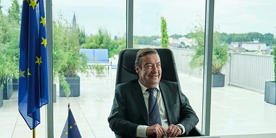 Poster der Serie Les habits neufs du président