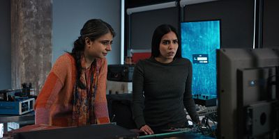 Poster der Serie Full Upright & Locked Position