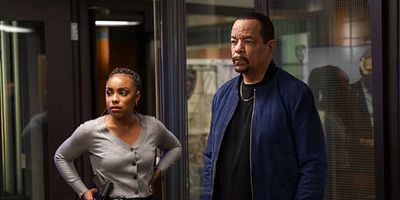 Poster der Serie With Many Names