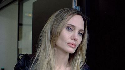 bild aus der news In ihrem neuen Film stellt sich Superstar Angelina Jolie einer potenziell tödlichen Erkrankung: Emotionaler neuer Trailer zu "Couture"