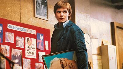 bild aus der news Der Kultfilm, der Daniel Brühl international bekannt machte, kehrt ins Kino zurück: Trailer zur Wiederaufführung von “Good Bye Lenin!”