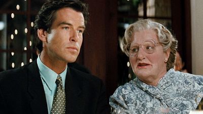 bild aus der news "Ich habe wirklich nie mit Robin Williams gearbeitet": Pierce Brosnan erinnert sich an seine Zeit mit dem Kult-Komiker bei "Mrs. Doubtfire"