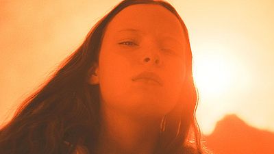 bild aus der news "Die perfekte Prämisse – clever und saulustig!": Trailer zur starbesetzten Supernatural-Dramedy "Was Marielle weiß"