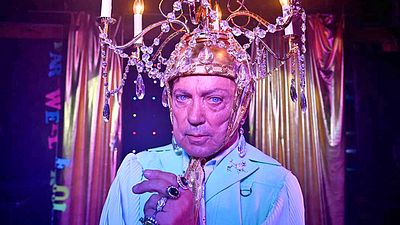 bild aus der news Nazi-Zombies & Co. waren gestern! Im Trailer zu "Swan Song" erwartet euch Udo Kier, wie ihr ihn noch nie gesehen habt