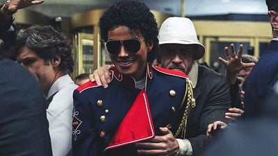 bild aus der news Kaum zu erkennen: Dieser sehr stark geschminkte Superstar spielt in "Michael" eine wichtige Rolle!