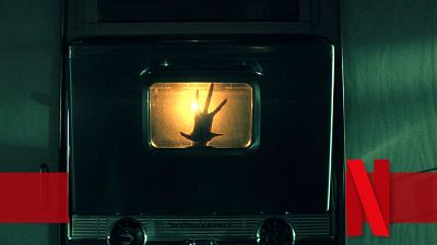 bild aus der news Neu auf Netflix: Die neue Sci-Fi-Horror-Serie der Duffer-Brüder – wie "Stranger Things", aber ohne die Kids aus Hawkins!