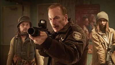 bild aus der news Eine Kleinstadt geht in Flammen auf: Seht den explosiven Trailer zu "Normal" – mit "Nobody 2"-Star Bob Odenkirk