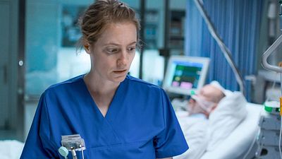 bild aus der news "Das Lehrerzimmer"- & "September 5"-Star Leonie Benesch unterläuft ein fataler Fehler: Trailer zum erschütternden Drama "Heldin"