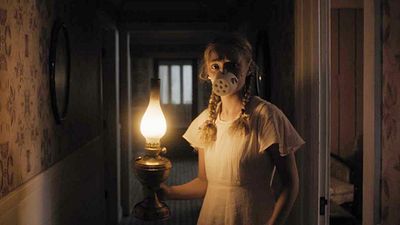 bild aus der news "Er lässt dich schreckliche Dinge tun": Im deutschen Trailer zum Horror-Thriller "Hold Your Breath" geht eine neue Schauergestalt um