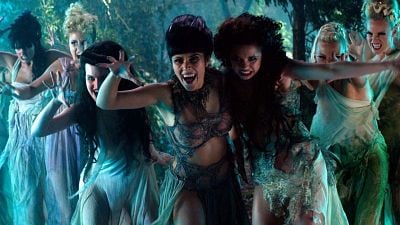 bild aus der news "Zu viel Angst!": "Die theoretische Unwahrscheinlichkeit von Liebe"-Star will Film über lesbische Vampire machen - aber kein Studio traut sich!