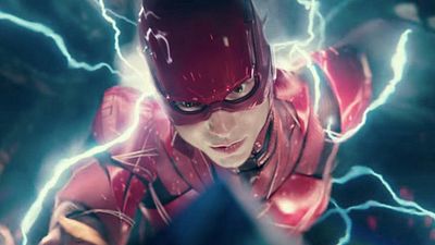 bild aus der news Vor dem "The Flash"-Trailer: Welten kollidieren auf dem dramatischen ersten Poster – und Batman wirft seinen Schatten voraus