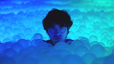 bild aus der news "Maze Runner"- & "Gilmore Girls"-Stars im Trailer zu "Twinless": Buddy-Comedy nimmt düstere Abzweigung