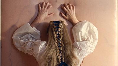 bild aus der news Margot Robbie und ein "Frankenstein"-Star verfallen einander: Bildgewaltig-prickelnder Trailer zur Historien-Romanze "Wuthering Heights"