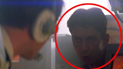 bild aus der news Er ist nur für wenige Sekunden im Film zu sehen: Habt ihr diesen Action-Superstar in "James Bond 007 – Der Morgen stirbt nie" erkannt?