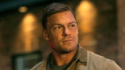 So habt ihr Alan Ritchson noch nie gesehen: "Reacher"-Star stößt zum Cast von Bestseller-Verfilmung