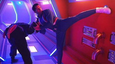 bild aus der news TV-Premiere: So witzig wie in diesem abgefahrenen Sci-Fi-Actioner ist Martial-Arts- & "John Wick 4"-Star Scott Adkins viel zu selten