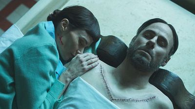 bild aus der news 100 % auf Rotten Tomatoes: Diese Bestatterin verprügelt Witwen und sogar Leichen: Trailer zum skurrilen Gothic-Horror "Broken Bird"