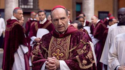 bild aus der news Der neue Papst hat vor seiner Wahl den Thriller "Konklave" mit Ralph Fiennes geschaut – aus einem guten Grund