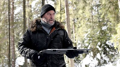 bild aus der news "Downton Abbey" trifft "Stirb langsam": Nach Netflix-Hit wird Jean Reno in seinem neuen Film zur Ein-Mann-Armee – als Butler!