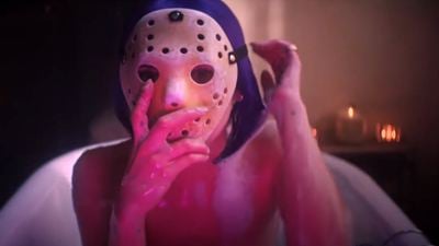 In diesem Erotik-Horror mit "Wednesday"-Star wird ein Camgirl von einem Psychopathen terrorisiert: Trailer zu "Alone At Night"