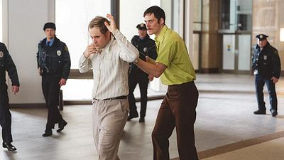 bild aus der news 100 % positive Stimmen für True-Crime-Thriller mit "ES"-Star statt Nicolas Cage: Der erste Trailer zu "Dead Man's Wire"