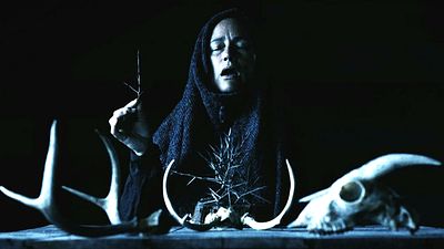 bild aus der news 100 Prozent bei Rotten Tomatoes: Trailer zu "Mother Of Flies" – verstörender Hexen-Horror von der Adams Family