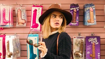 bild aus der news Der nächste Mode-Hit nach "Der Teufel trägt Prada 2"? Fashion-Träume werden wahr in neuem Fantasy-Film mit "Pretty Little Liars"-Star